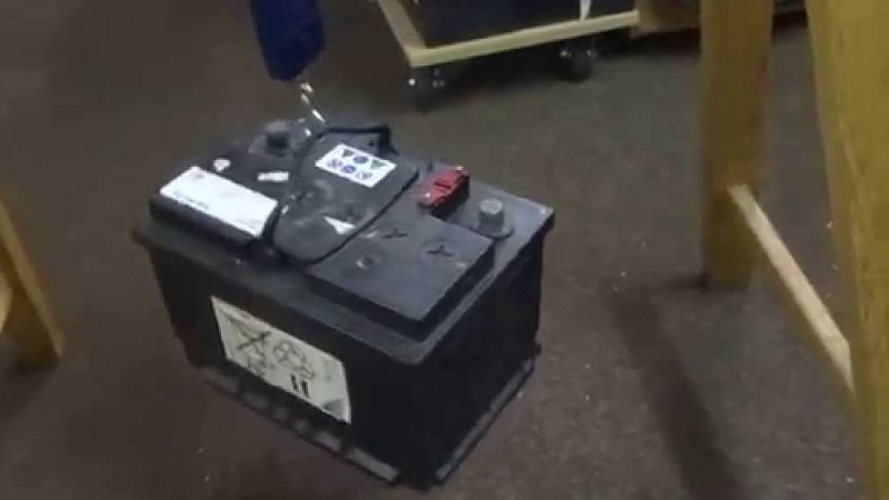 how much do a car battery weigh