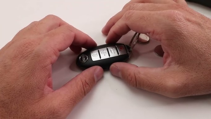how to change battery in nissan key fob